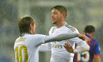 Luka Modric aplaudió a Valverde por sus goles en la práctica