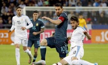 Matías Viña ante la marca de Lionel Messi