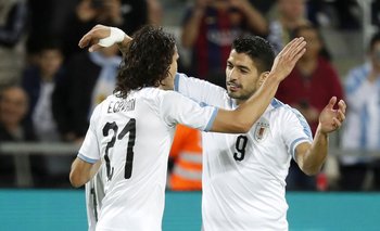 Cavani y Suárez en el último partido contra Argentina