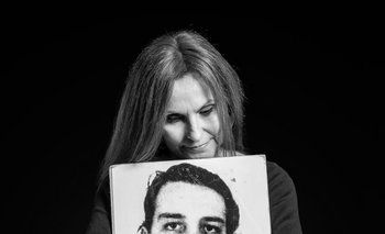 La escritora Claudia Amengual junto al retrato del estudiante Enrique Lucas López