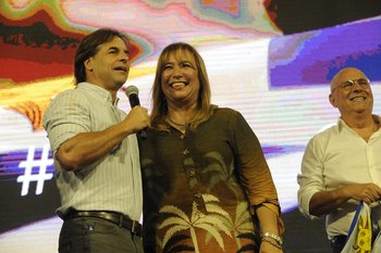 El presidente Luis Lacalle Pou junto a la ministra de Vivienda, Irene Moreira