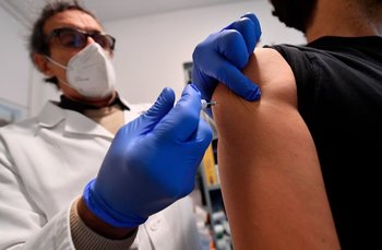 Un paciente es vacunado contra el covid-19 en Roma, Italia