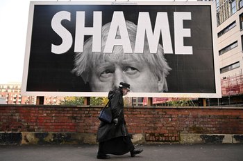 Cartelería de Boris Johnson con la palabra "Vergüenza" en plena pandemia por coronavirus