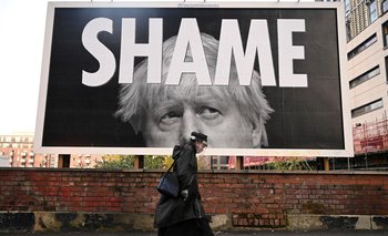 Cartelería de Boris Johnson con la palabra "Vergüenza" en plena pandemia por coronavirus