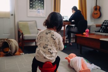 ¿Qué tiene que ver la “maternidad penalizada” con la seguridad social y una reforma urgente?