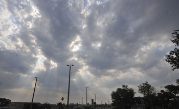 Archivo. El instituto pronosticó una mañana de cielo nuboso y cubierto con "precipitaciones aisladas" y rachas de viento de 50km/h