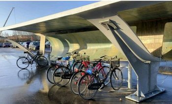 Una pala de turbina eólica se ha reutilizado como lugar de estacionamiento de bicicletas en Aalborg, Dinamarca