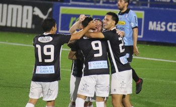 Festejo de Cerro al ganarle a Uruguay Montevideo