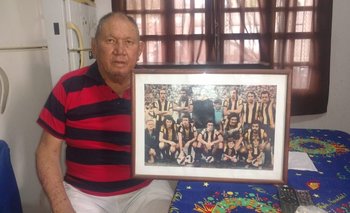Daniel Quevedo con un cuadro de su querido Peñarol