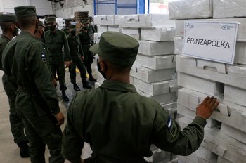 El ejército de Nicaragua distribuye por el país las papeletas de votación 