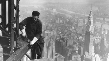 La construcción del edificio Empire State, en Nueva York. A la derecha, el rascacielos Chrysler