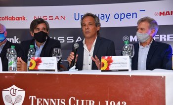 El organizador del Uruguay Open, Diego Pérez habla y a su izquierda aparece Sebastián Bauzá