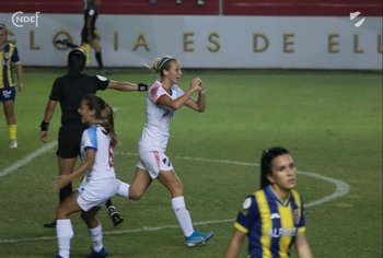 Antonella Ferradans festeja su gol en el primer partido