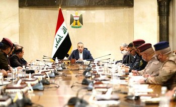 El primer ministro de Irak, Mustafá al Kazimi en una foto divulgada por su oficina de prensa horas después del atentado