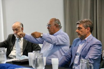 Giuria y Martínez en una de las reuniones en el interior del país