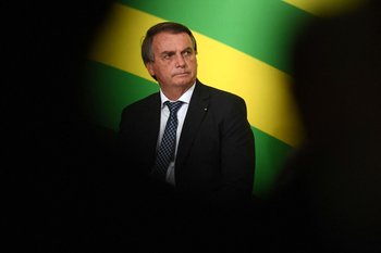 Bolsonaro busca popularidad con Auxílio Brasil