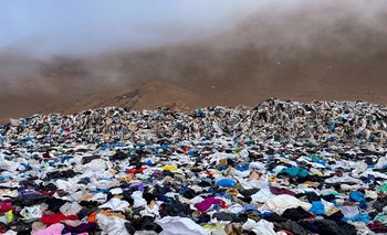 Los desechos de la moda en el desierto de Atacama