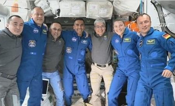 La tripulación de la Expedición 66 posan para una foto después de la llegada de SpaceX Crew-3 a la estación