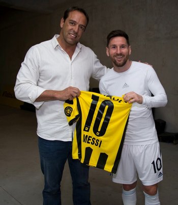 El presidente de Peñarol, Ignacio Ruglio, le regaló la camiseta número 10 de Peñarol a Lionel Messi, el capitán argentino, con su apellido en la misma