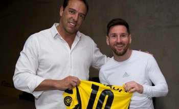 El presidente de Peñarol, Ignacio Ruglio, le regaló la camiseta número 10 de Peñarol a Lionel Messi, el capitán argentino, con su apellido en la misma