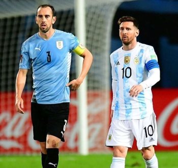 Diego Godín de Uruguay, en el clásico contra Argentina y observando una jugada junto a Lionel Messi