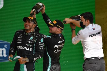 Valtteri Bottas celebra con champán el triunfazo de Lewis Hamilton en Brasil