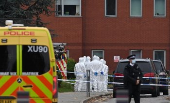 Los agentes forenses de la policía trabajan este lunes fuera del Hospital de Mujeres en Liverpool, el lugar de la explosión de un taxi 