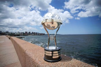 El trofeo de la Copa Sudamericana ya está en Montevideo 