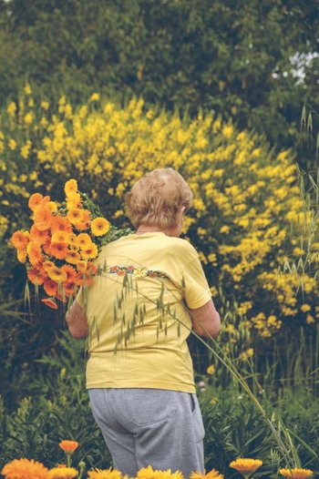 Blanca, de 80 años, cultiva flores en Puntas de Manga
