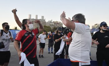 Los primeros brasileros que se acercaron al Fan Fest de la Conmebol el jueves; los comercios del Centro esperan la llegada de 60.000 turistas