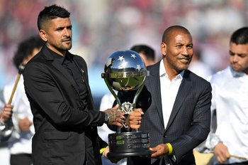 Lucho González y Mauro Silva con la Copa Sudamericana