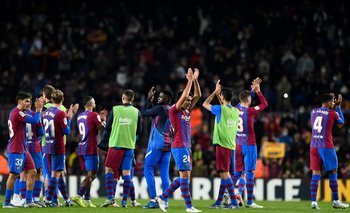 Con el número 4, Ronald Araújo y sus compañeros aplauden a los hinchas de Barcelona
