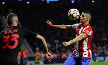 Luis Suárez maneja el balón ante la marca de Rade Krunic de Milan