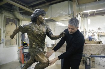 El escultor Domenico Sepe y su estatua para el 10