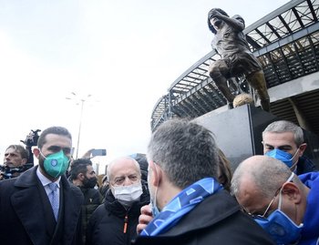 La nueva estatua de Maradona en Nápoles
