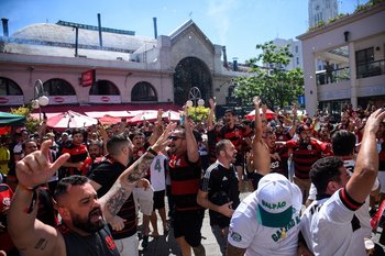 Hinchas de Flamengo y Palmeiras en el Mercado del Puerto
