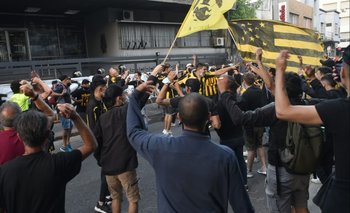 HInchas de Peñarol se manifestaron en la puerta de la AUF