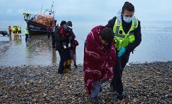 Un número creciente de migrantes llegan a Reino Unido vía marítima.
