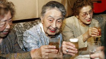 Hideko Arima celebrando su cumpleaños número 101 en su pequeño bar en Tokio