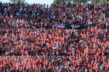 Hinchas de Flamengo en el Estadio Centenario por la final de la Copa Libertadores 2021