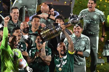 Felipe Melo, capitán del Palmeiras, alza la copa Libertadores
