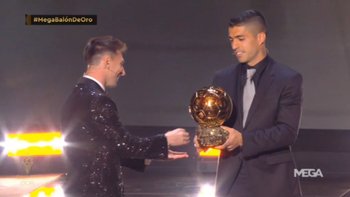 Luis Suárez le entregó a Messi el Balón de Oro