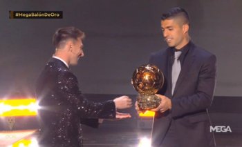 Luis Suárez le entregó a Messi el Balón de Oro