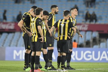 Los futbolistas de Peñarol con cabezas gachas tras perder con La Luz: un común denominador en el año