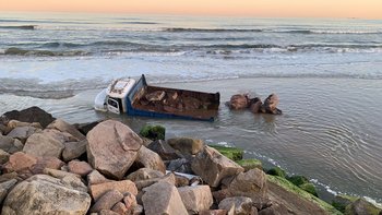 Camión hundido en la costa del balneario Aguas Dulces
