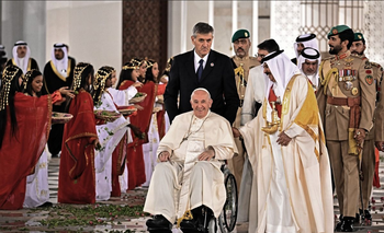El papa Francisco junto al rey de Baréin, Hamad bin Isa al-Khalifa