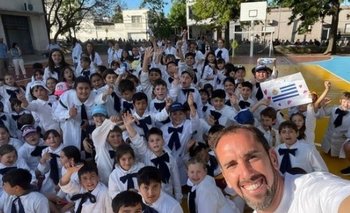 Diego Godín visitó su escuela en su ciudad, Rosario