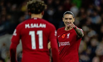 Darwin Núñez celebra junto a Mohamed Salah el primer gol de Liverpool ante Tottenham Hotspur