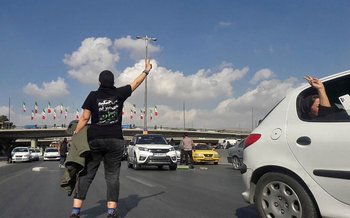 A semanas del inicio de las protestas por la detención y muerte de la joven kurda que andaba con el velo corrido