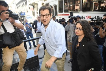 El periodista Eduardo Preve llegó a la sede de Fiscalía acompañado de la directora de TV Ciudad, Alejandra Casablanca